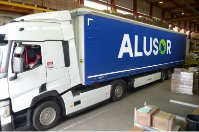 Moyen de tranport, camion d'Alusor, société dans les systèmes de distribution électrique